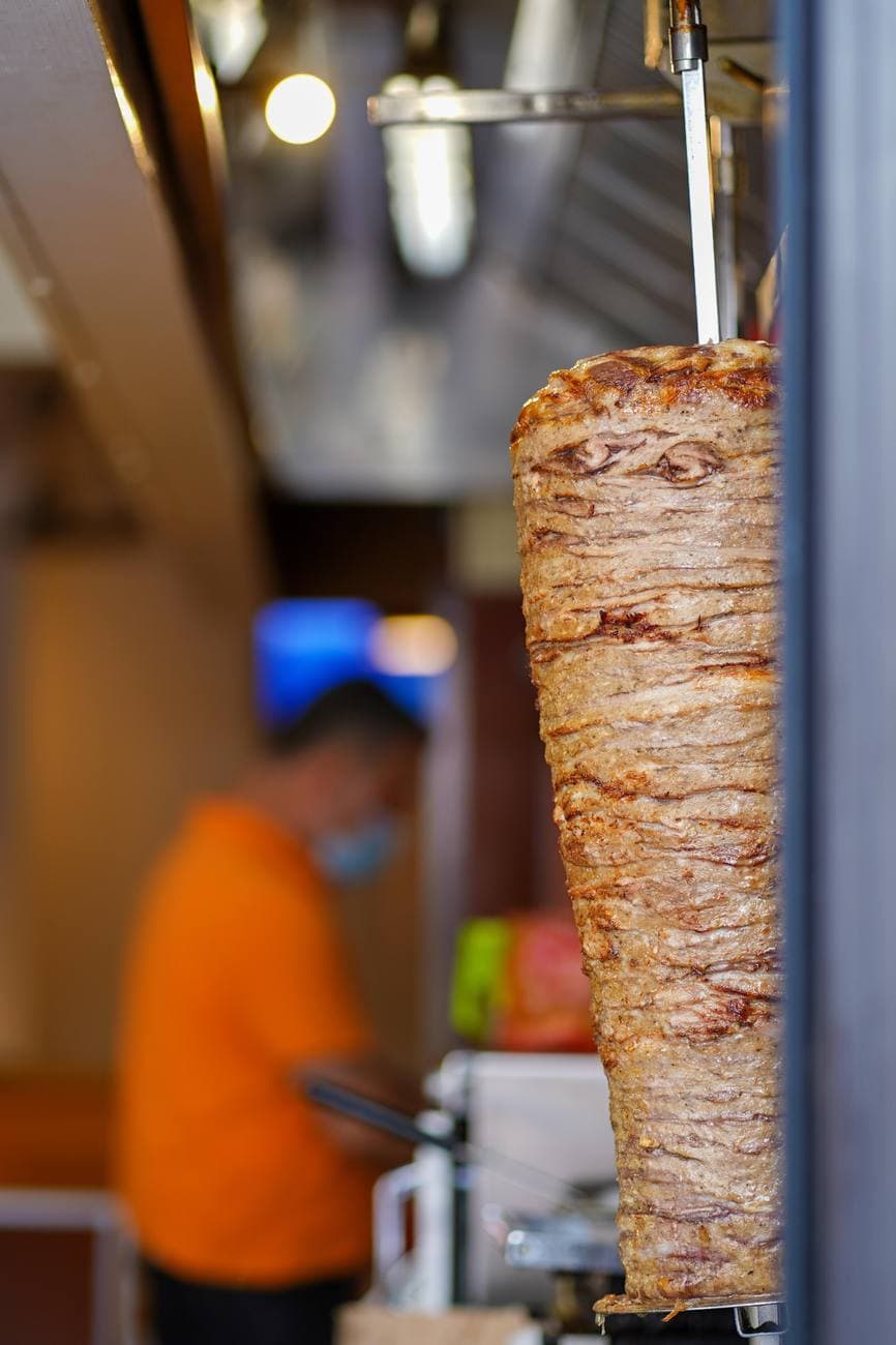 Dönerspieß am Grill im Harput Kebab Haus