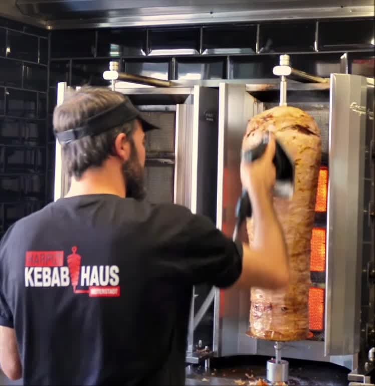 Dönerfleisch wird frisch vom Spieß geschnitten
